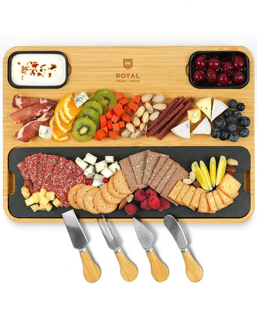 Grain of the wooden cheese board