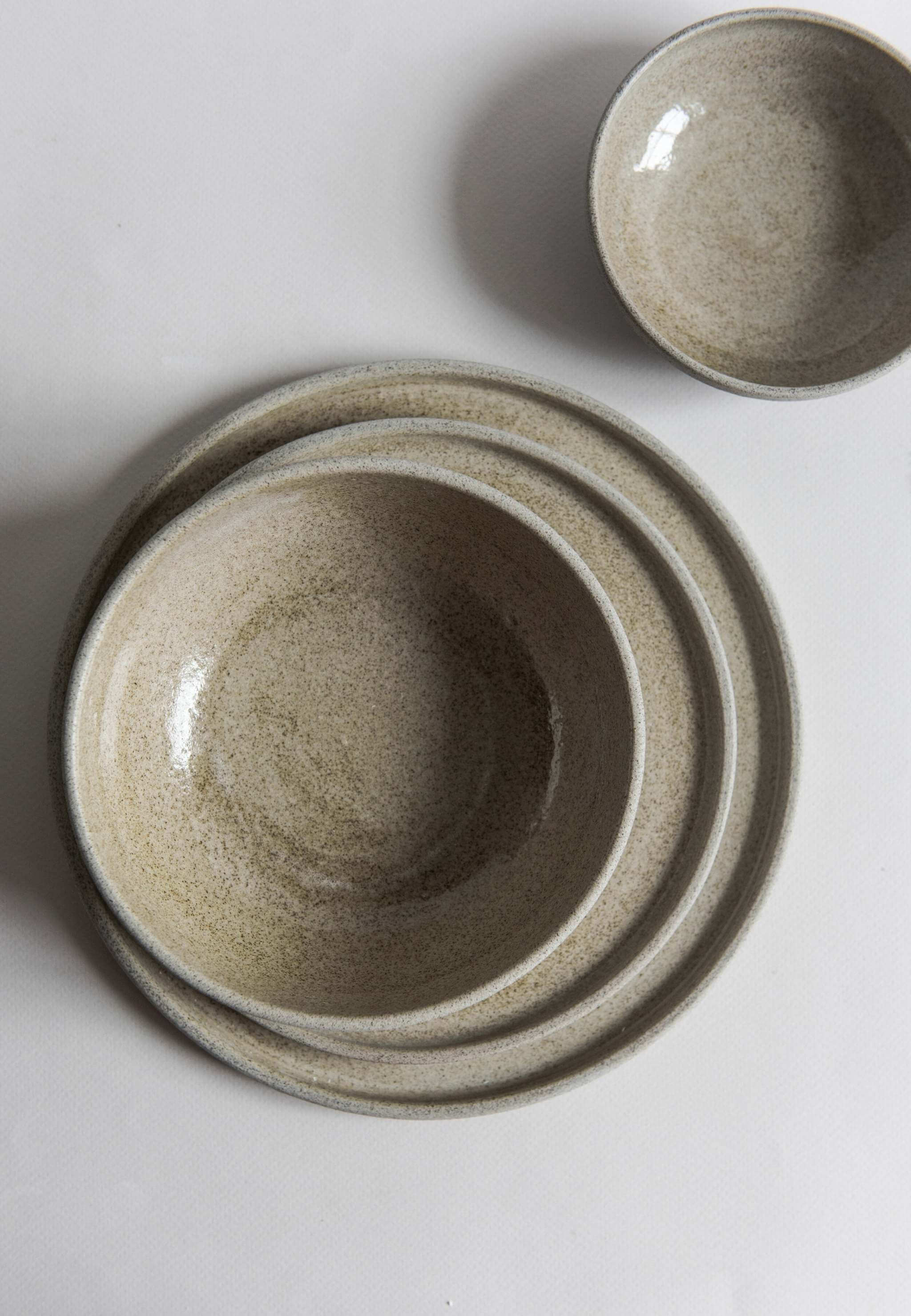 Stoneware dinner plates "Concrete" in rustic design with polished and glossy finishes.